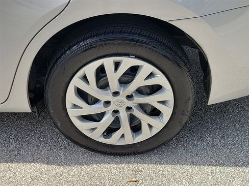 Used 2018 Toyota Corolla LE image 5
