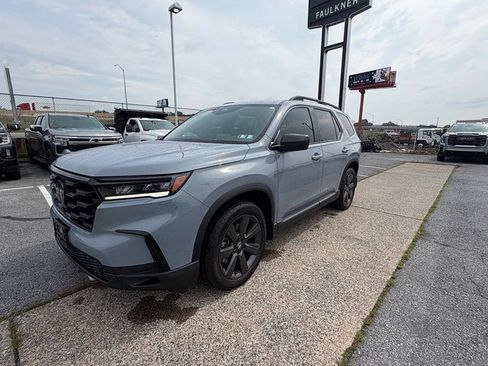 Used 2025 Honda Pilot Sport image 9