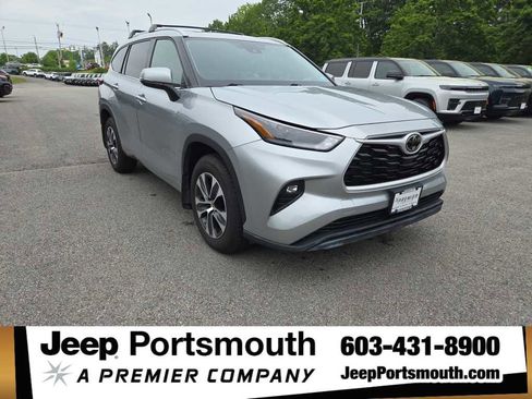 Used 2022 Toyota Highlander XLE AWD/4WD image 1