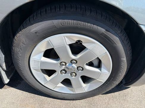 Used 2005 Toyota Prius w/ Pkg 4 FWD image 4