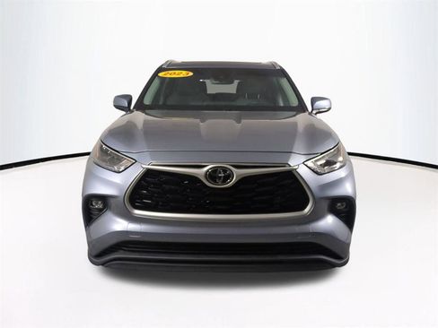 Used 2023 Toyota Highlander XLE FWD image 3