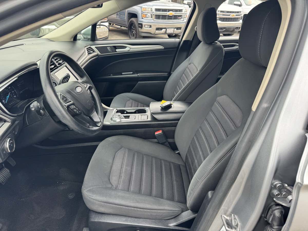Used 2020 Ford Fusion SE FWD image 21
