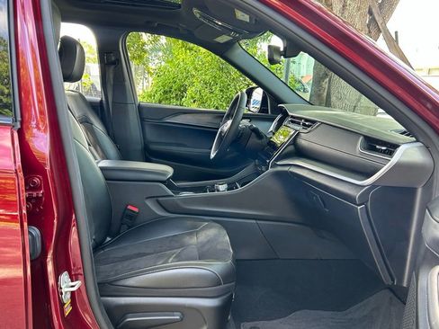 Certified 2024 Jeep Grand Cherokee Altitude image 34