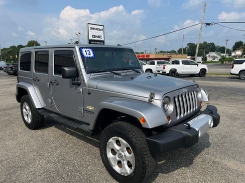 Used 2013 Jeep Wrangler Unlimited Sahara w/ Connectivity Group AWD/4WD image 2