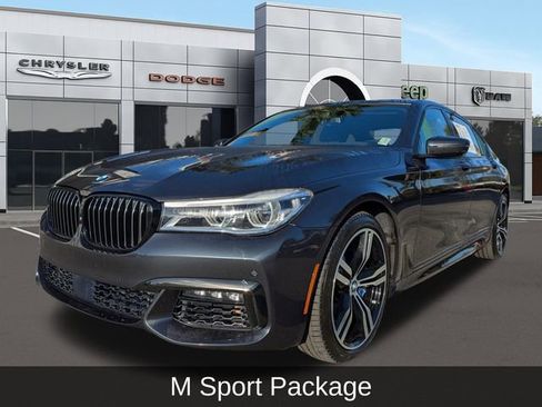 Used 2017 BMW 750i image 8