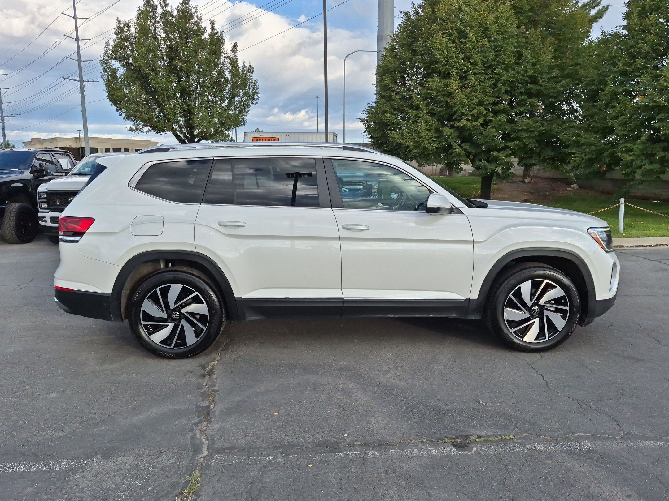 Used 2025 Volkswagen Atlas SEL AWD/4WD image 2