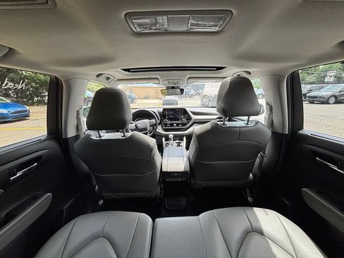 Used 2022 Toyota Highlander XLE FWD image 23
