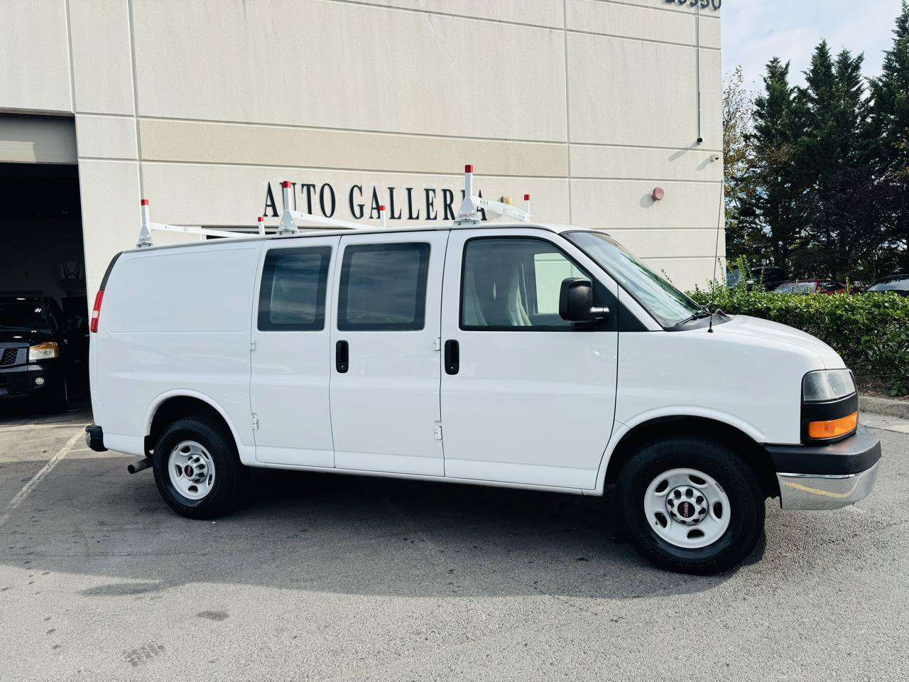 Used 2009 GMC Savana 2500 w/ Chrome Appearance Package RWD image 2