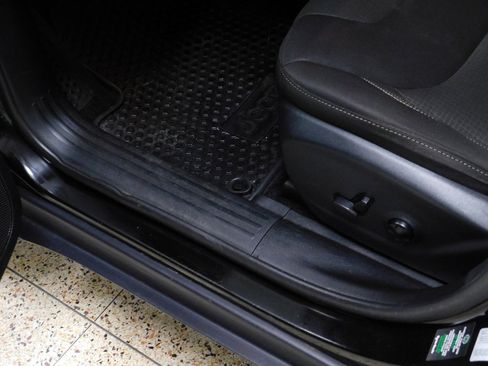 Used 2017 Jeep Cherokee Latitude w/ Comfort & Convenience Group image 27