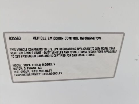 Used 2024 Tesla Model Y Long Range AWD/4WD image 25