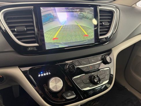 Used 2023 Chrysler Pacifica Touring-L FWD image 24
