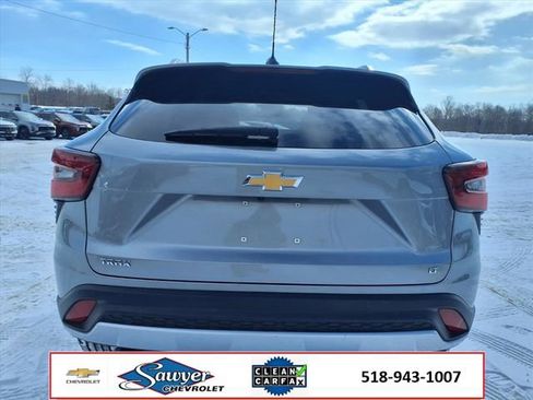 Used 2025 Chevrolet Trax LT w/ LT Convenience Package image 6