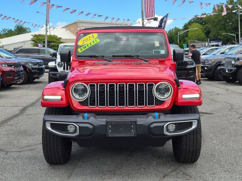 Used 2024 Jeep Wrangler Unlimited Sahara w/ Technology Group AWD/4WD image 3