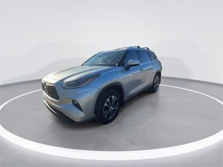 Used 2021 Toyota Highlander XLE video 4