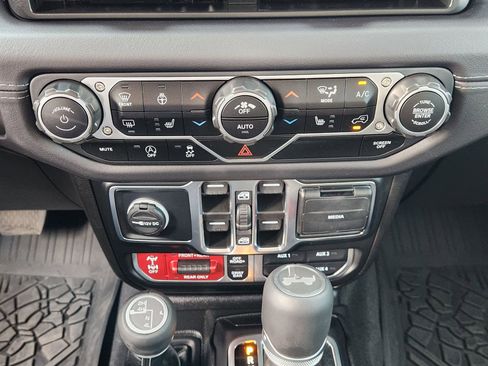 Used 2025 Jeep Wrangler Unlimited Rubicon image 22