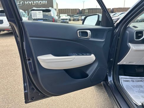 Used 2025 Hyundai Venue Limited FWD image 13