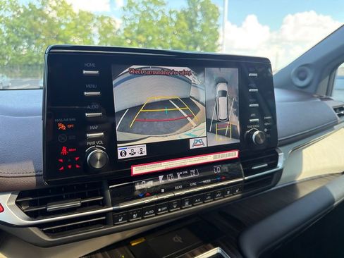 Used 2024 Toyota Sienna Platinum FWD image 31