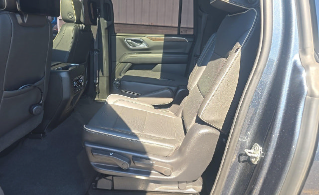 Used 2021 Chevrolet Suburban Premier w/ Premium Package AWD/4WD image 5