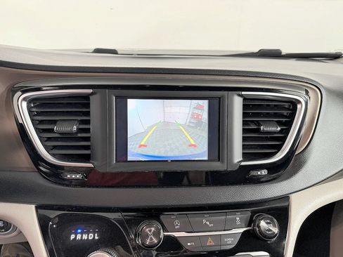Used 2018 Chrysler Pacifica Touring-L w/ Tire & Wheel Group FWD image 61