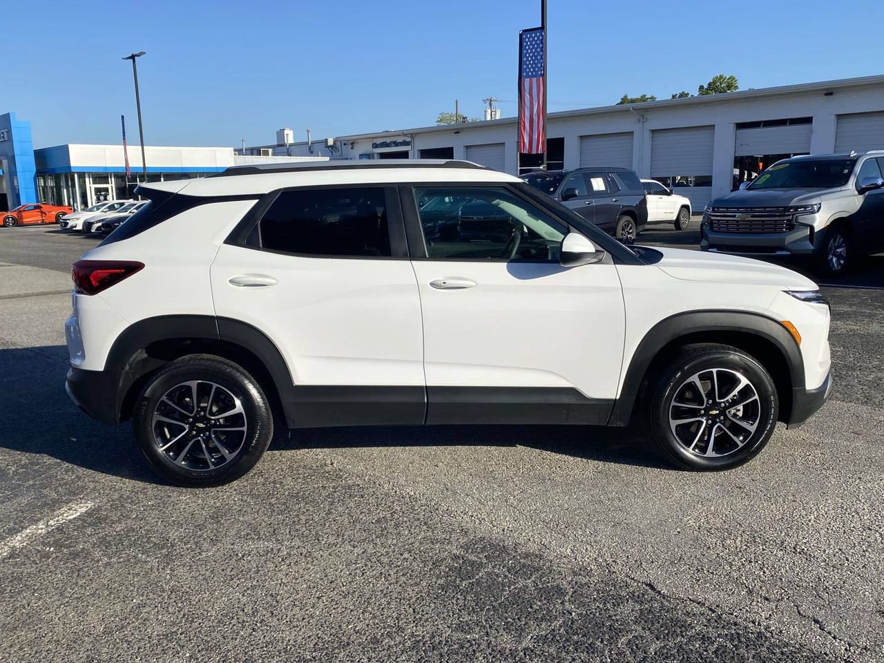 Used 2025 Chevrolet TrailBlazer LT AWD/4WD image 9
