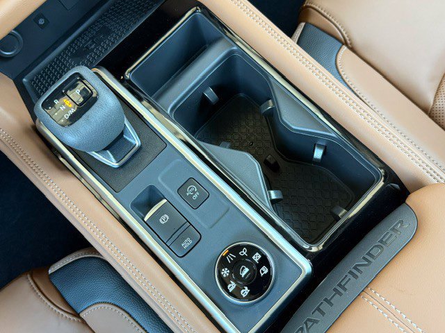 Certified 2025 Nissan Pathfinder Platinum AWD/4WD image 32