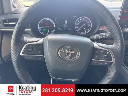 Used 2023 Toyota Sienna Limited image 11