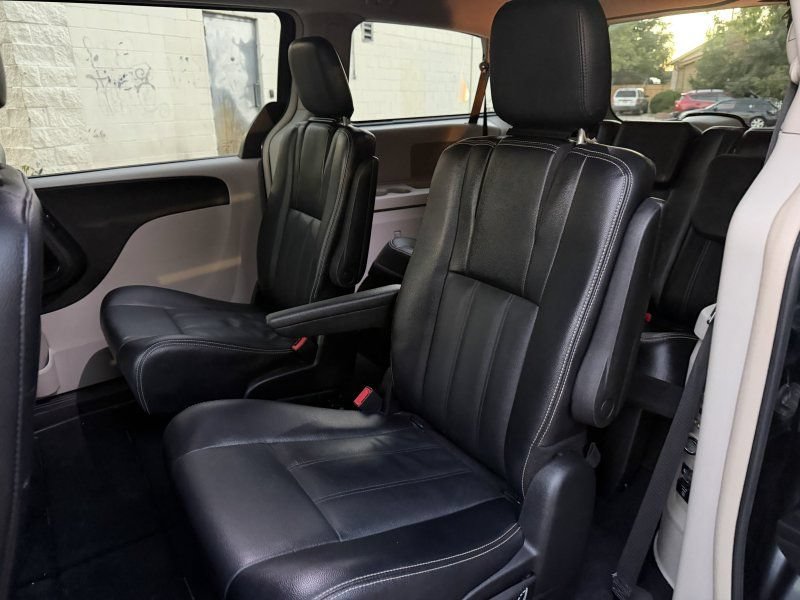 Used 2014 Chrysler Town & Country Touring FWD image 15
