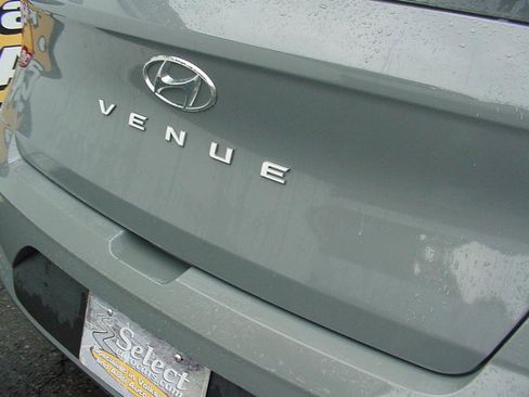 Used 2022 Hyundai Venue Limited image 4