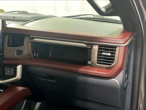 Used 2024 Ford Expedition Limited image 13