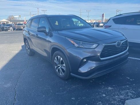 Used 2022 Toyota Highlander XLE image 2