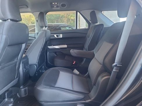 Used 2023 Ford Explorer XLT image 4