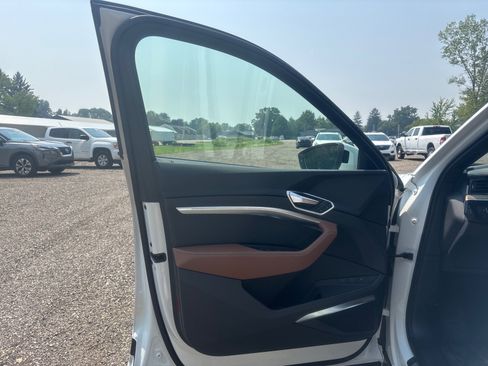 Used 2024 Audi Q8 e-tron Premium Plus w/ Premium Plus Package image 23