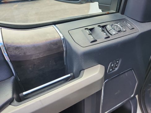 Used 2022 Ford F250 Lariat w/ Black Appearance Package image 17