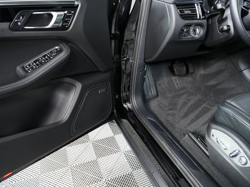 Certified 2025 Porsche Macan AWD image 8