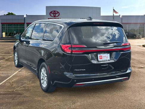 Used 2024 Chrysler Pacifica Touring FWD image 5