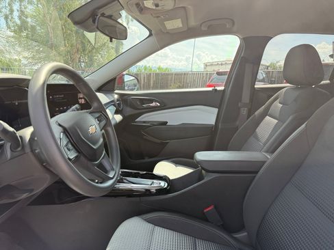 Used 2025 Chevrolet Trax LT FWD image 17