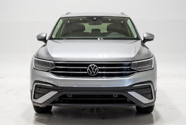 Used 2023 Volkswagen Tiguan SE FWD image 4
