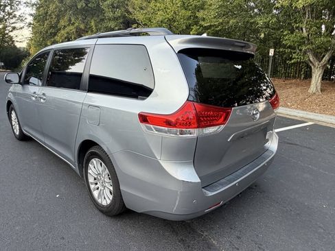 Used 2011 Toyota Sienna XLE w/ XLE Navigation Pkg FWD image 4