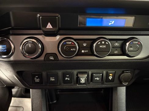 Used 2021 Toyota Tacoma TRD Sport w/ Technology Package AWD/4WD image 20