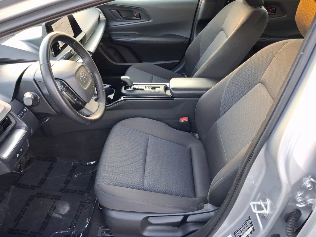 Used 2025 Toyota Prius LE FWD image 17