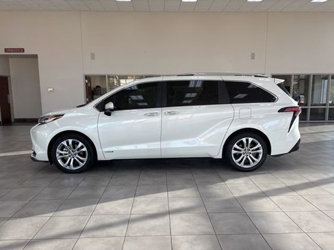 Used 2021 Toyota Sienna Platinum image 11