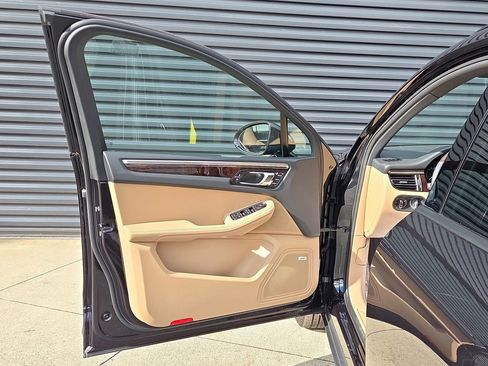Certified 2026 Porsche Macan image 6