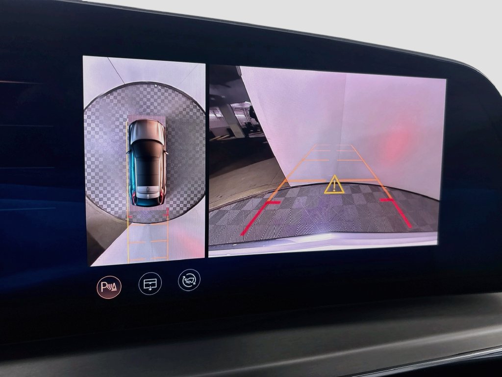 Certified 2024 Cadillac Lyriq Luxury AWD/4WD image 17