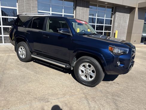 Used 2017 Toyota 4Runner SR5 Premium image 2