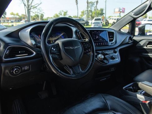Used 2019 Chrysler Pacifica Touring-L w/ Advanced Safetytec Group FWD image 14