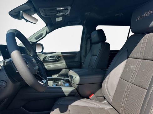 New 2025 Chevrolet Suburban High Country AWD/4WD image 11
