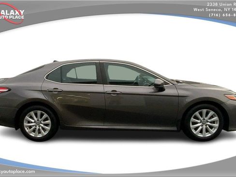 Used 2020 Toyota Camry LE FWD image 4