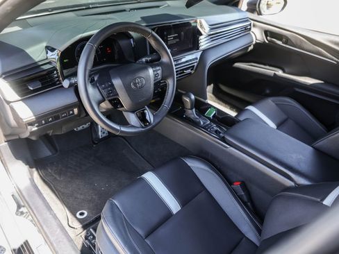 Used 2025 Toyota Camry SE w/ Convenience Package image 7