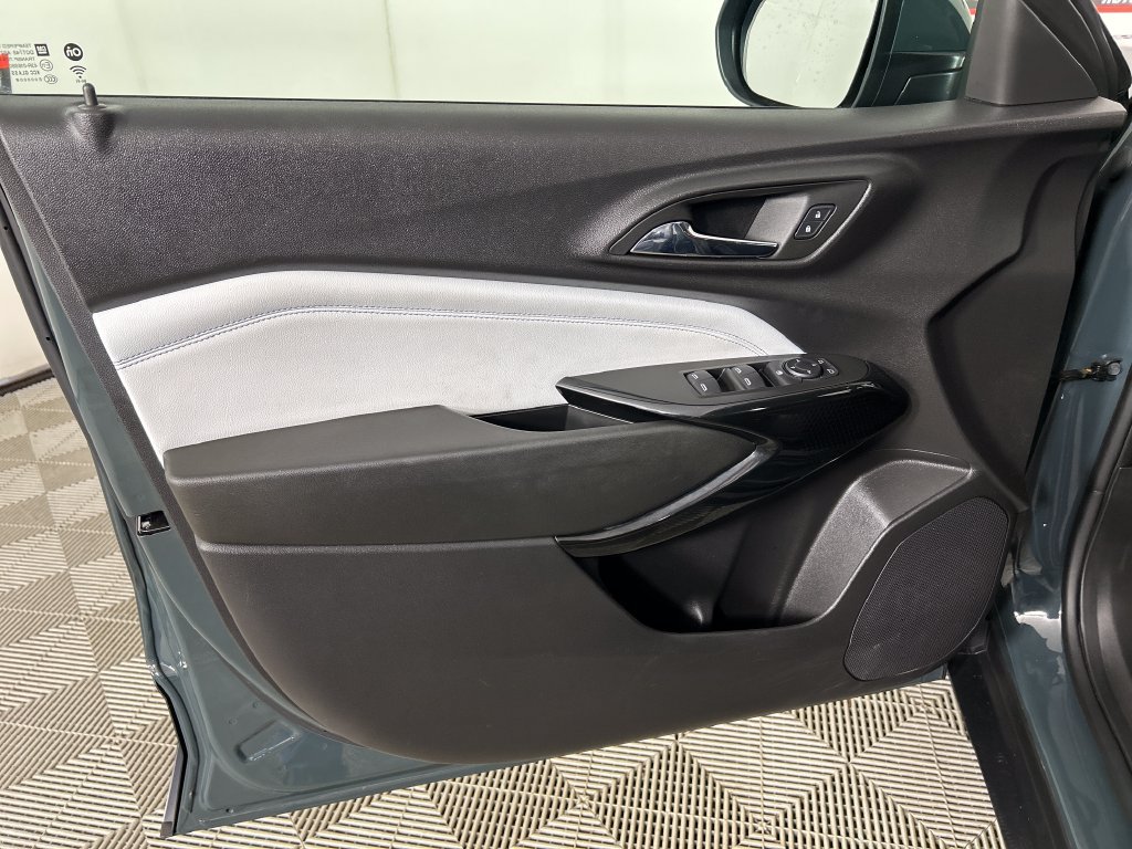 Used 2025 Chevrolet Trax LT FWD image 11
