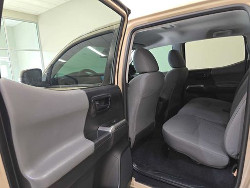 Used 2020 Toyota Tacoma SR5 AWD/4WD image 24